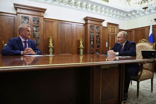 Ruski predsjednik Vladimir Putin razgovara s predsjednikom uprave Sberbanke Germanom Grefom tijekom njihovog sastanka u Kremlju u Moskvi